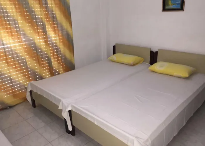 Dimis And Lejlighed *