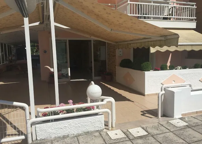 Dimis And Lejlighed *